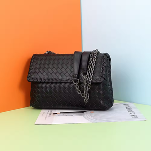 Guangzhou Fabricant Dames Vintage Pur Cuir Tissé Chaîne Aisselle Sacs À Bandoulière <span class=keywords><strong>Pas</strong></span> <span class=keywords><strong>Cher</strong></span> Femmes Chic Personal Sacs À <span class=keywords><strong>Main</strong></span> Petit - Product Image 1