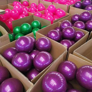 Palla da Allenamento per Ginnastica Anti-Scoppio Spessorata Rosa Viola Blu 15CM 18CM in PVC Glitterato per Esercizi di Ginnastica Artistica e Ritmica - Product Image 6