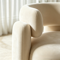 Fauteuil simple crème, design de luxe léger et tendance, idéal pour balcon, avec table basse douce, parfait pour salon de beauté, espace de repos et réception.