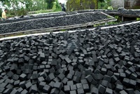 {VENTE FLASH 2024} Charbon de chicha naturel noir de haute qualité 100% coque de noix de coco / Exportation vietnamienne / 85% de carbone fixe 7600kCal/kg