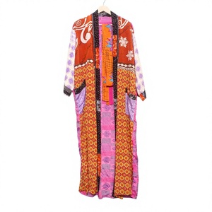 Kimono de seda largo hecho a mano, estilo vintage con patchwork floral, cuello en V, talla única, para damas de honor, ropa de dormir para mujer, el más vendido. - Product Image 1