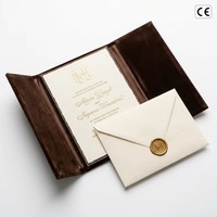 Invitations de mariage personnalisées en typographie, monogramme doré, velours brun chocolat, fournitures de mariage