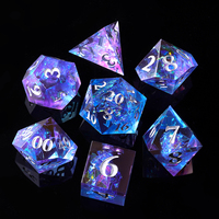 Ensemble de dés DND Galaxy bleu violet, 7 pièces, dés polyédriques en résine à bords tranchants avec des chiffres argentés pour les cadeaux de fête Dungeons and Dragons