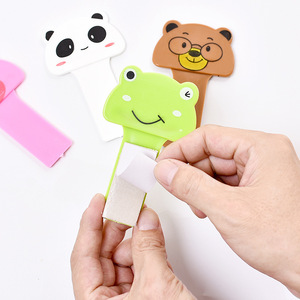 Lève-couvercle de toilette mignon au design de grenouille, panda, ours et cochon pour la salle de bain - Product Image 2