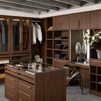 Système de dressing de luxe avec finition grain de bois, penderie intégrée et coiffeuse pour chambre à coucher