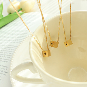 Collier en acier inoxydable plaqué or 18 carats avec pendentif cube élégant de style simple pour cadeau de femme - Product Image 2