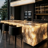Table de bar de luxe en marbre rétroéclairé, îlot de cuisine, bar à domicile, villa, hôtel, comptoir moderne en dalle, évier et robinet
