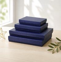 Boîte cadeau rigide en carton écologique bleu foncé à ouverture par le haut, simple, pour le rangement de bijoux professionnels, couleur unie personnalisée