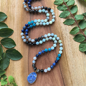 สร้อยคอมุกมาลา <span class=keywords><strong>108</strong></span> เม็ด ทำด้วยมือ, โซดาไลต์ธรรมชาติ, อะพาไทต์, อะความารีน, เกรย์ออนิกซ์, จาปามาลา, คริสตัลบำบัด, ของขวัญสำหรับโยคะและการสวดมนต์ - Product Image 2