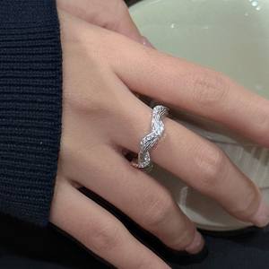 Bague en argent pur S925, motif torsadé vintage, design de niche, bijoux légers et tendance, simple, empilable, incrustation en forme de chiffre - Product Image 2