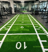 Césped artificial negro para gimnasio con línea de salida y marcas de carriles, tapete deportivo antideslizante con absorción de impactos para centros de fitness.