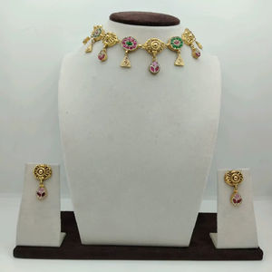 Ensemble de collier délicat plaqué or exquis pour femmes avec des accents floraux en émail rose et vert et des boucles d'oreilles pendantes assorties - Product Image 1