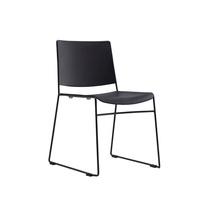 Tabouret de bar monobloc en plastique PP noir avec dossier, cadre métallique noir mat, hauteur de comptoir