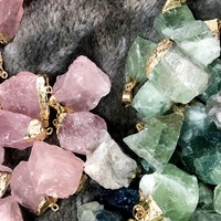 Großhandel Naturstein Kristall Rough Stones Anhänger Unregelmäßige Amethyst Stein Charms Raw Gem stone Anhänger für die Schmuck herstellung