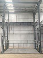 Xinchaoyue Hydraulischer/Elektrischer Stahlführungsschienen-Kleingüterlift mit Drahtloser Steuerung 3500kg 4m Hubhöhe Vertikaler Lagerhaus-Frachtlift