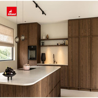 Armoire de Cuisine Minimaliste Japandi en Plaqué Chêne Blanc Scié sur Dosse avec Îlot Cannelé Courbé et Structure en Bois Intégrée