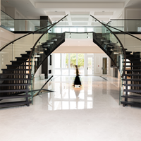 Hochwertige Doppelseitige Gebogene Treppe mit Designer-Eisenbalustrade, Hartholzstufen und Robuster Konstruktion für Villen