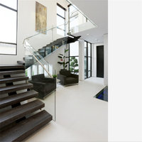 Escalier en bois composite à poutre simple avec marches en verre, construction modulaire moderne, hauteur personnalisée, balustrade intérieure pour projet de villa
