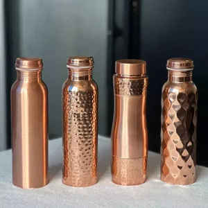 Botella de agua de cobre impresa con estilo de lujo, clásica, sin BPA, a prueba de fugas con beneficios ayurvédicos para la salud, gimnasio de oficina y viajes - Product Image 1