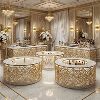 Comptoir de bar circulaire moderne en acier inoxydable doré à motifs ornés avec plateau en verre pour événements de mariage, location de mobilier hôtelier
