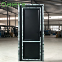 Porte battante en aluminium sur mesure, haute performance d'étanchéité, pour travaux de rénovation d'entrée de villa ou de balcon