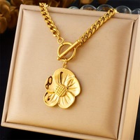 Vente en gros en vrac pendentif fleur en acier inoxydable plaqué or 18 carats sans ternissement collier à boucle OT pour femme