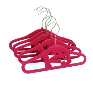 Gros bébé mignon chiffres 123 velours <span class=keywords><strong>cintre</strong></span> de haute qualité antidérapant Premium noir velours cintres flocage <span class=keywords><strong>cintre</strong></span> pour enfants - Product Image 1