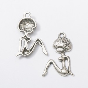 Figurine <span class=keywords><strong>de</strong></span> <span class=keywords><strong>femme</strong></span> aux <span class=keywords><strong>cheveux</strong></span> courts en alliage <span class=keywords><strong>de</strong></span> zinc argenté antique, silhouette assise, pour la décoration <span class=keywords><strong>de</strong></span> sacs à main rétro - Product Image 3