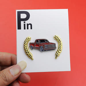 Yüksek Kaliteli Özel Kırmızı Halk Sanatı Döküm Çinko Alaşımı Araba Rozeti 2 Renkli Baskılı Metal Emaye Geleneksel Mezuniyet Yıldönümü Rozeti - Product Image 2