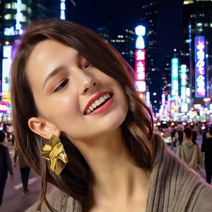 Boucles d'oreilles de forme irrégulière en acier inoxydable plaqué or 18 carats, massives, exagérées, anti-ternissement, design tendance pour femme - Product Image 1