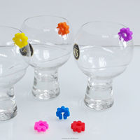 Nouveauté copains à boire Silicone fleur en forme de verre à vin marqueurs et breloques