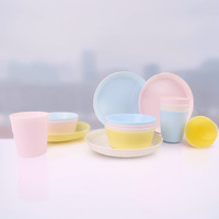 Ensemble cadeau de vaisselle jetable en plastique de style européen moderne pour enfants, comprenant assiettes, bols, gobelets et saladiers, couleur unie