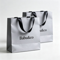 Sacs cadeaux minimalistes gris argenté avec poignées en ruban noir et logo en lettres cursives, sacs fourre-tout pour la mode, les bijoux et la vente de produits technologiques