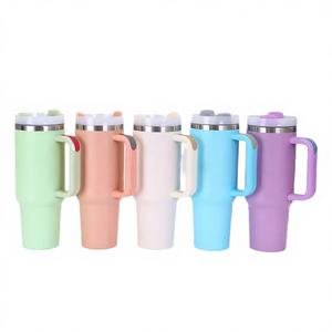 แก้วน้ำสแตนเลส 304 ขนาด 40 ออนซ์ แบบกำหนดเอง เป็นมิตรกับสิ่งแวดล้อม สลักชื่อได้ แก้วกาแฟสุญญากาศแบบคลาสสิก พร้อมหูจับ - Product Image 1