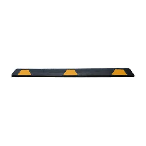 Borne de stationnement en caoutchouc robuste jaune et noir de 1650 mm, norme australienne et néo-zélandaise, pour avertissement de circulation et sécurité Wesure - Product Image 1