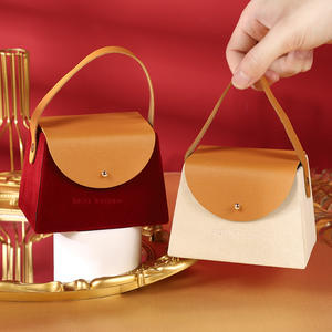 Offre spéciale, boîte de mariage trapézoïdale floquée avec logo personnalisé, boîte à bonbons, boîte à cadeau de luxe en velours avec poignée - Product Image 4