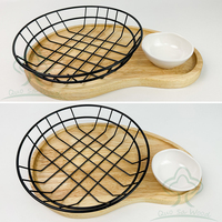 Assiette de service en bois naturel décorative Plateau irrégulier en bois de caoutchouc Plateau de service avec panier en métal et bol en céramique