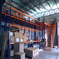 Entreprise de logistique, rayonnage de mezzanine en acier à 2 niveaux, capacité 1000-3000 kg/m², avec escalier et ascenseur, protection anticorrosion
