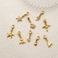 Un ensemble de pendentifs comprenant des étoiles de mer, des crabes, des dauphins, des oiseaux, des abeilles, des petits poissons, des cœurs, etc., idéal pour offrir en cadeau