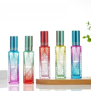 Flacon pulvérisateur de parfum cosmétique en verre rectangulaire dégradé de 15 ml, rechargeable, avec couvercle, motif gaufré unique et avancé - Product Image 1