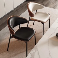 Fauteuil de salon italien de luxe léger 2025 – Nouveau modèle haut de gamme en bois massif, dossier de style mid-century, moderne pour la maison avec pieds en métal