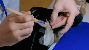 Colle à chaussures résistante à la chaleur et anti-jaunissement, adhésif néoprène flexible pour la fabrication de chaussures de sport en cuir blanc en usine - Product Image 5