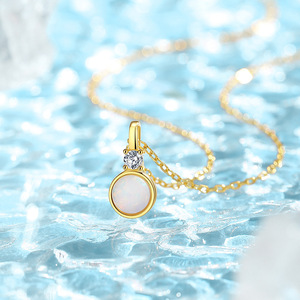 Collar con colgante redondo de ópalo azul chapado en oro sobre plata de ley 925, con detalles delicados de circonita cúbica, joyería minimalista para mujer. - Product Image 6