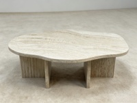 Table basse style nuage crème, table basse en travertin blanc de luxe, table centrale de designer de forme irrégulière pour salon