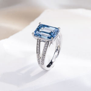 แหวนเพชรทรงมรกตสีน้ำเงิน รุ่น MSR-1821 PT950 สำหรับผู้หญิง จาก Messi Jewelry - Product Image 2