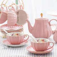 Tasses à thé et soucoupes en porcelaine écologiques turques imprimées sur mesure, vente en gros, forme irrégulière, finition rose glacée avec bord doré, pour cappuccino et café