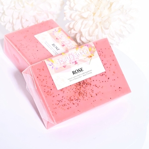 Jabón Artesanal con Aceite Esencial <span class=keywords><strong>de</strong></span> Rosas y Gránulos Exfoliantes para una Limpieza Profunda del Rostro y Cuerpo - Product Image 3