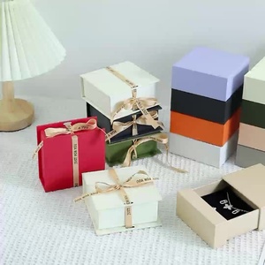 Caja de Embalaje de Joyería de Papel Cuadrada de Lujo con Logotipo Personalizado, Cinta Roja, Impresión Offset 4C para el Día de San Valentín - Product Image 6