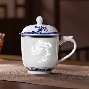 Tasse de bureau en céramique de Jingdezhen avec couvercle, cadeau pour salle de réunion, tasse à thé Linglong bleue et blanche, usage domestique, résistante aux hautes températures - Product Image 3