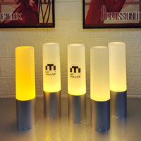 Lampe de bureau LED lumineuse en métal créatif anti-chute circulaire Service Chandelier Logo personnalisé Lampe de bar à main